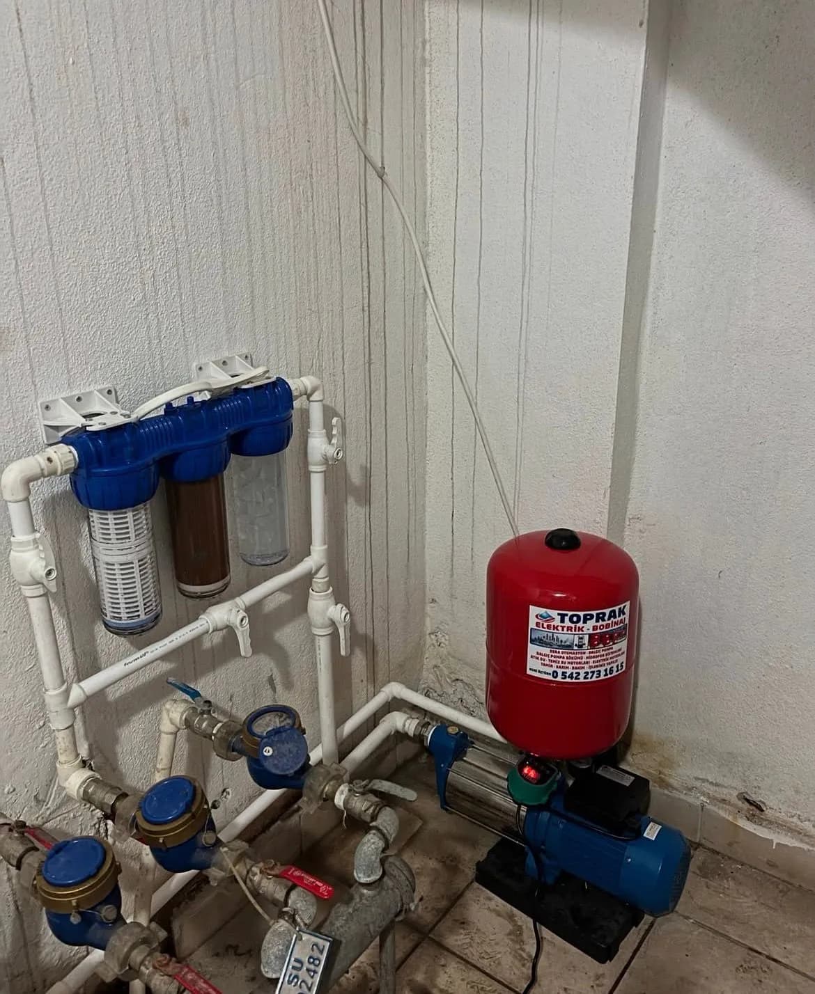 Filtre grubu, mavi pompa ve kırmızı basınç tankı