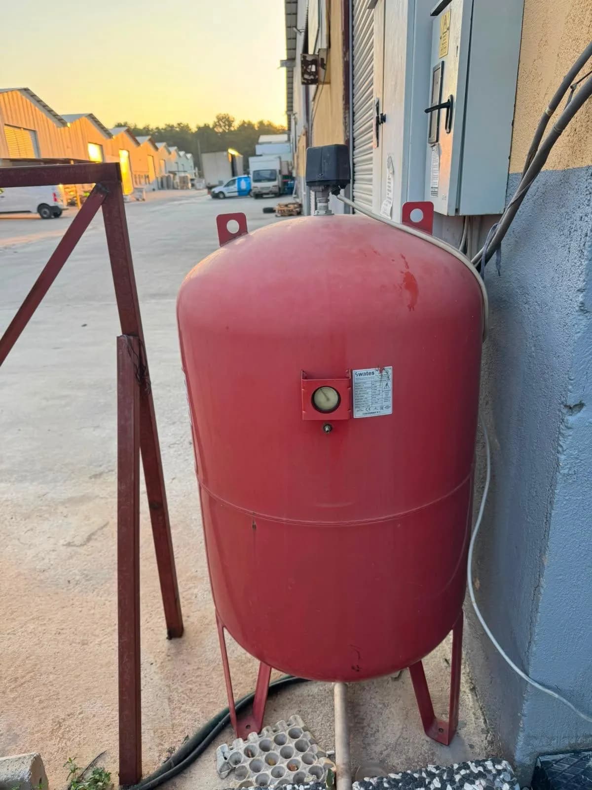 İş yeri önünde dik kırmızı basınç tankı